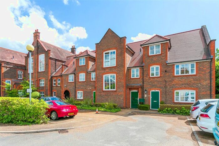 2 Bedroom Flat To Rent In Gammons Lane, Watford, Hertfordshire, WD24