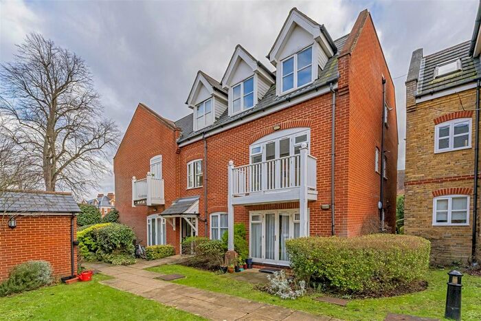 2 Bedroom Flat To Rent In Hampton Road, Twickenham, TW2