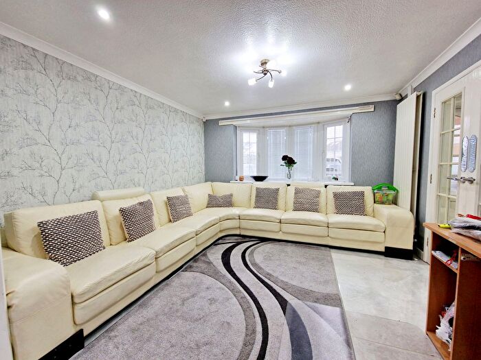 4 Bedroom Semi-Detached House To Rent In Lynton Road, Acton, W3