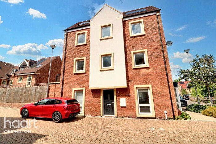 4 Bedroom Town House For Sale In Cottonwood Close, Orpington, BR6