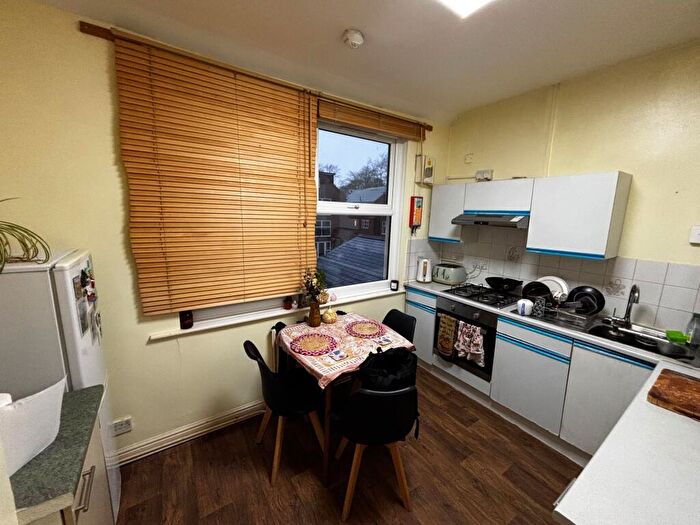 2 Bedroom Flat To Rent In North Hill Road, Leeds, LS6