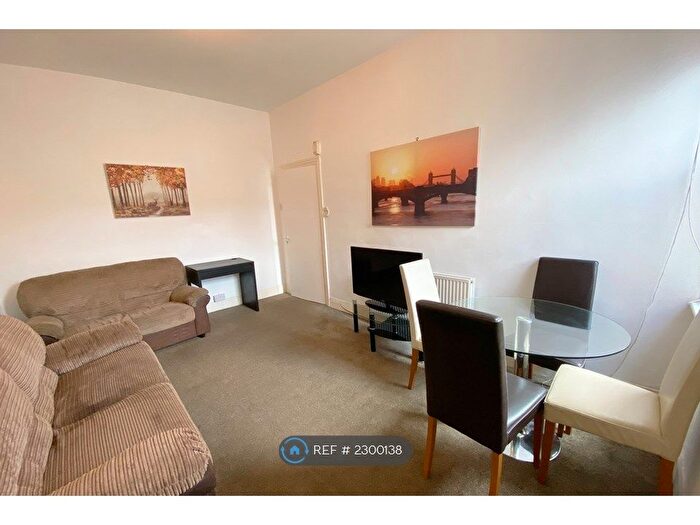 3 Bedroom Maisonette To Rent In Myrtle Grove, Newcastle Upon Tyne, NE2