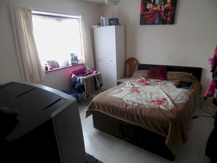 1 Bedroom Flat To Rent In Wanstead Park Road, Ilford, Essex, IG1