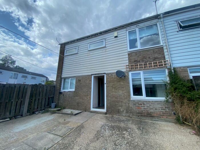 3 Bedroom Semi-Detached House To Rent In Binstead Close, SO16