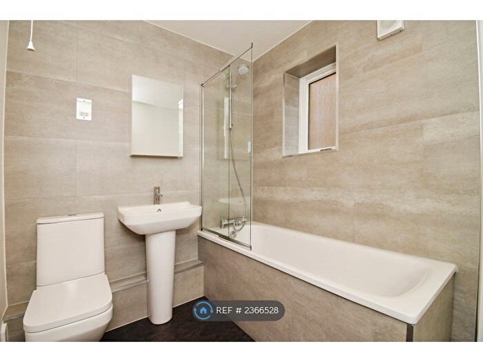 2 Bedroom Flat To Rent In Chatsworth House, London, E16