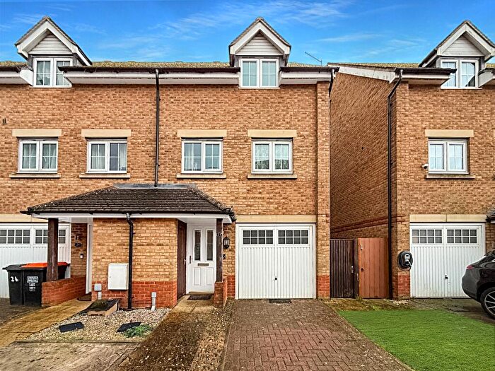 3 Bedroom End Of Terrace House For Sale In Watling Gardens, Dunstable, LU6
