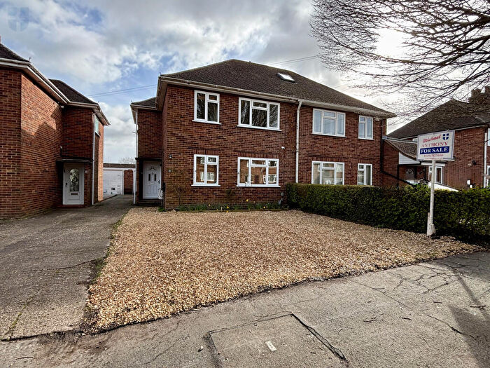 3 Bedroom Semi-Detached House For Sale In Henry Road, Aylesbury, HP20