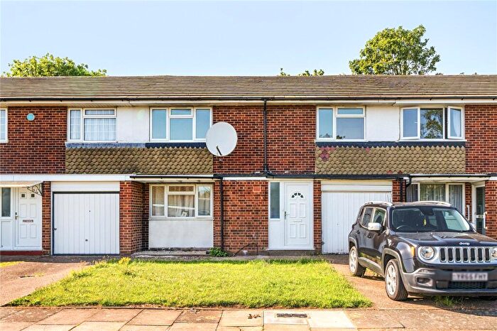 2 Bedroom Maisonette For Sale In Homestead Paddock, Southgate, London, N14