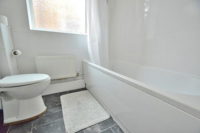2 Bedroom Flat To Rent In Bush Close, Ilford, Essex, IG2