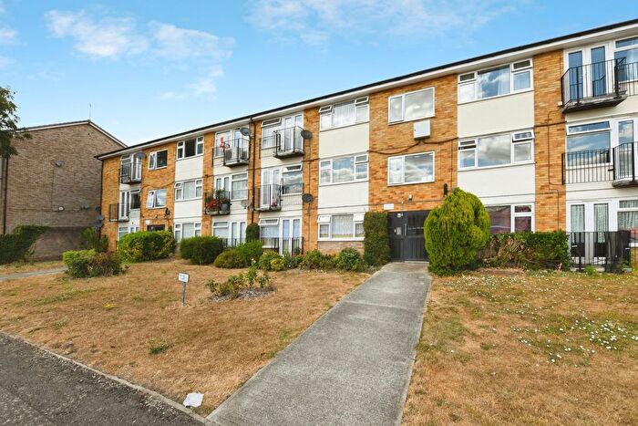 2 Bedroom Flat For Sale In Essex Close, Rayleigh, Essex, SS6