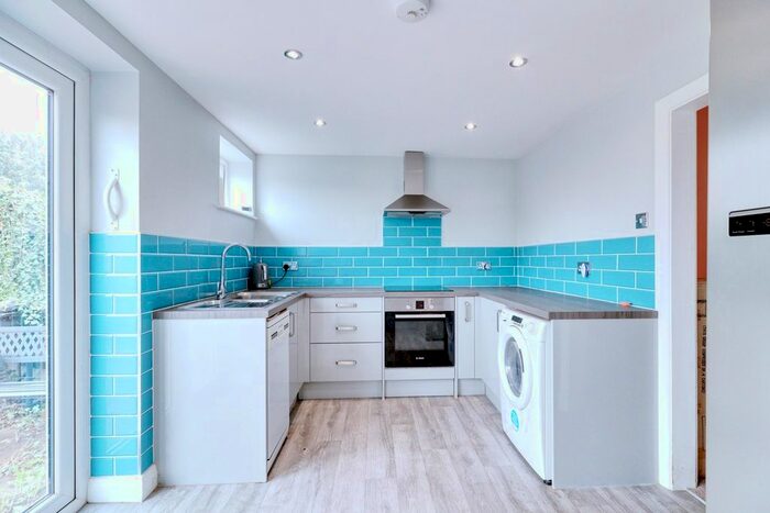 1 Bedroom Detached Bungalow For Sale In Spencer Road, Rainham, RM13