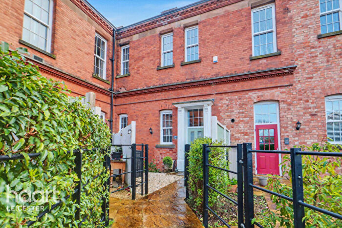 3 Bedroom Town House For Sale In Gainsford Road, Leicester, LE5