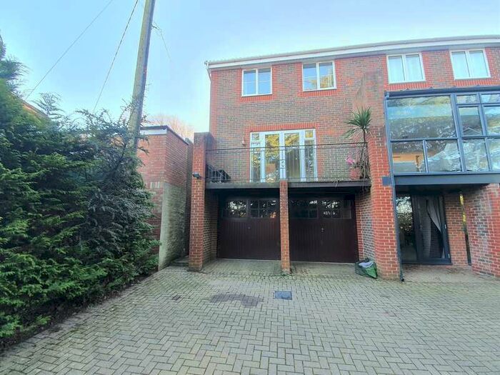2 Bedroom End Of Terrace House To Rent In Long Lane, Bursledon, Southampton, Hampshire. SO31
