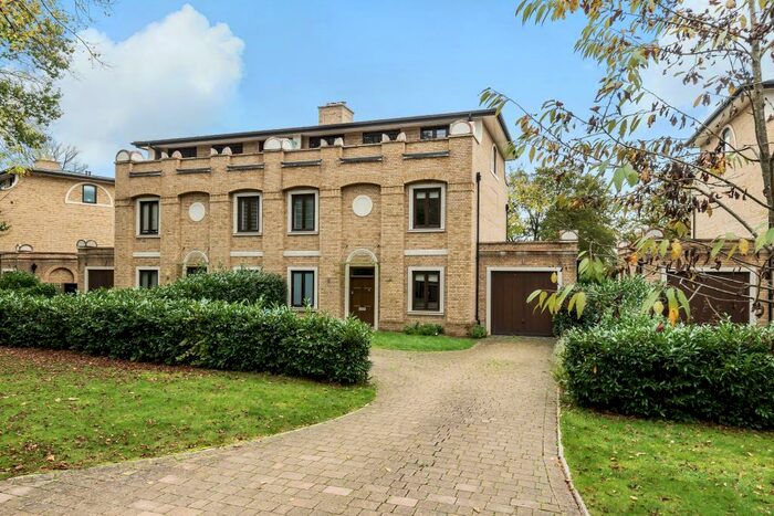 5 Bedroom Semi-Detached House To Rent In Stanmore, Harrow, HA7