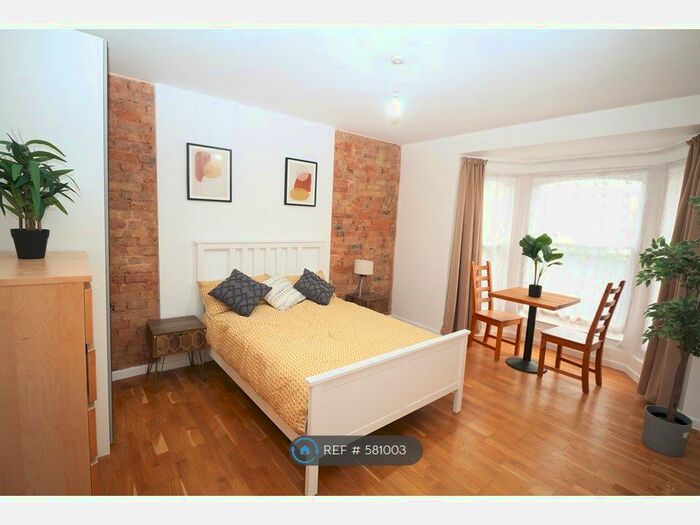 2 Bedroom Flat To Rent In Fairlop Road, London, E11