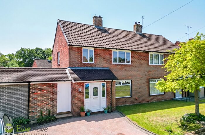 3 Bedroom Semi-Detached House For Sale In Huntsmoor Road, Tadley, Hampshire, RG26