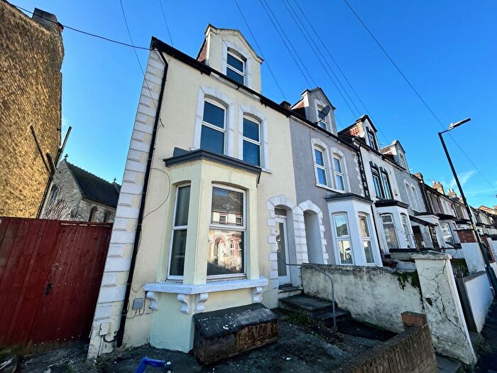4 Bedroom End Of Terrace House To Rent In Grove Road, Rochester, Kent, ME2