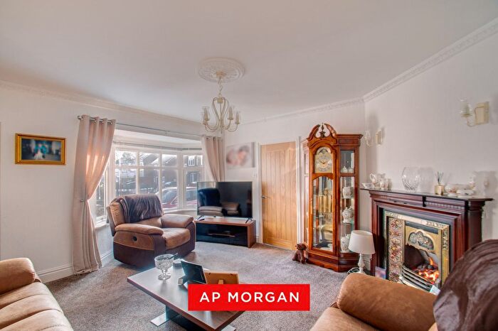 2 Bedroom Bungalow For Sale In Lantern Road, Dudley, West Midlands, DY2