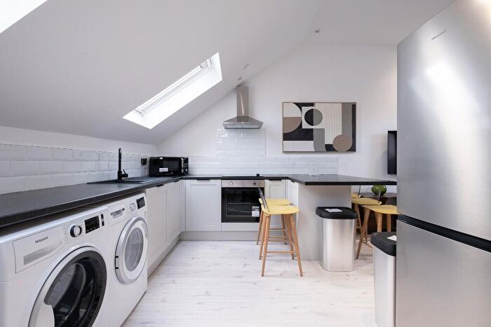 6 Bedroom House Of Multiple Occupation To Rent In Flat B, St. Albans Road, Swansea, Wales, SA2