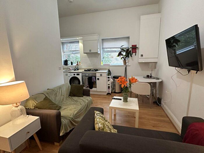 3 Bedroom Apartment To Rent In Flat - Wilmslow Road - Withington - £ Pppw, M20