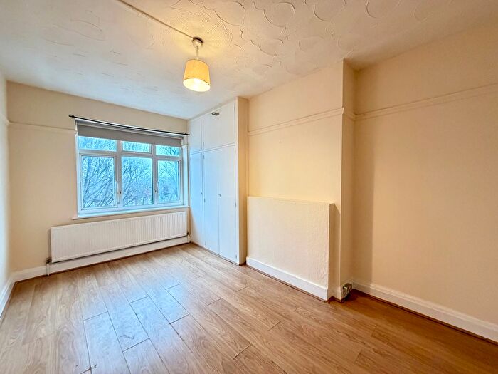 2 Bedroom Flat To Rent In Nether Street, London, N3