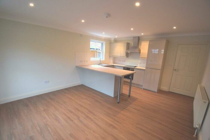 2 Bedroom Flat To Rent In Weir Pond Road, Rochford, Essex, SS4