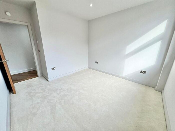 2 Bedroom Apartment To Rent In Pool Road, Leeds, West Yorkshire, LS21