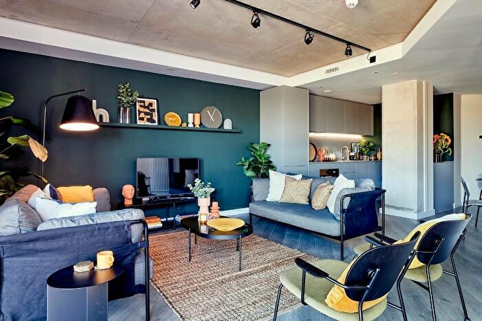 3 Bedroom Flat To Rent In Mustard Wharf At Tower Works, Industrial Collection, LS1