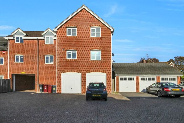 2 Bedroom Flat To Rent In Graylingwell Drive, Chichester PO19