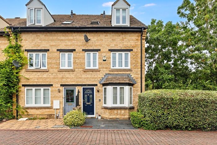 3 Bedroom Semi-Detached House For Sale In Grangers Place, Witney, OX28