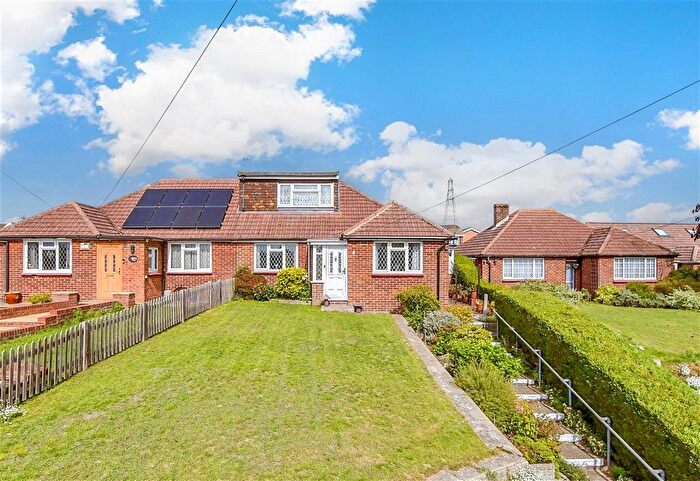 3 Bedroom Chalet For Sale In Vauxhall Crescent, Snodland, Kent, ME6