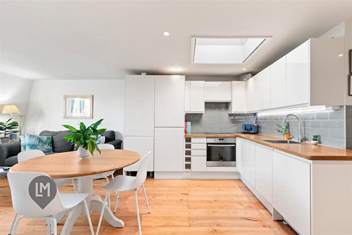 3 Bedroom Flat To Rent In Merton Road, London, SW18