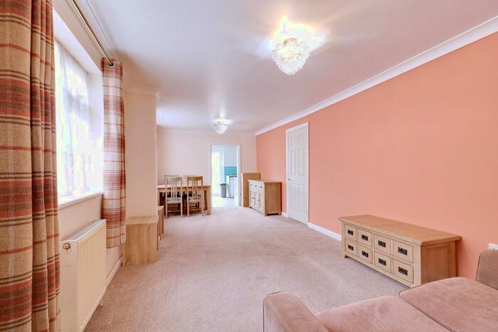 1 Bedroom Detached Bungalow For Sale In Spencer Road, Rainham, RM13