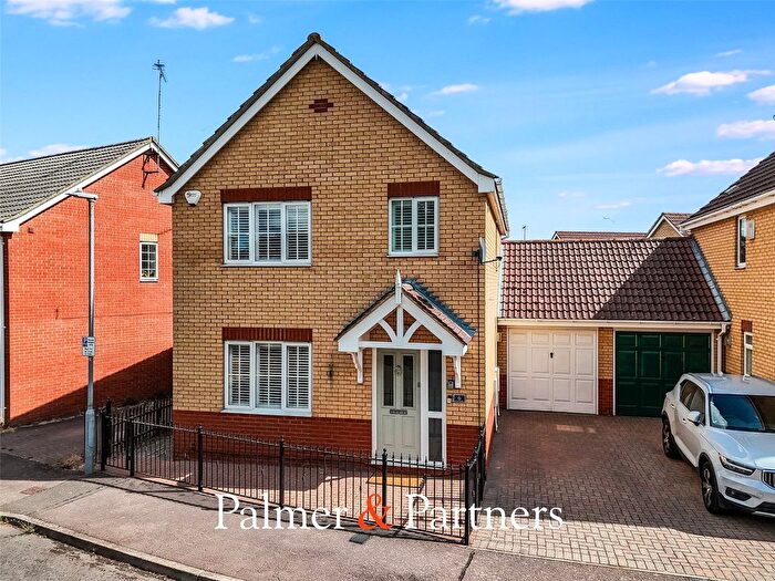 3 Bedroom Detached House For Sale In Amcotes Place, Moulsham, Chelmsford, Essex, CM2
