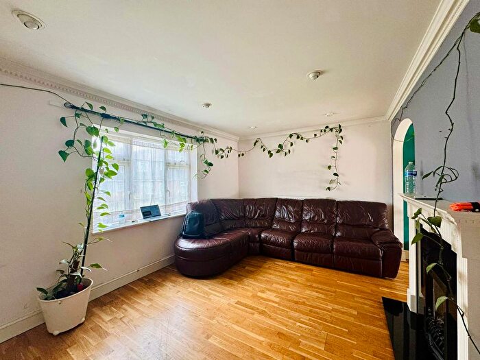 3 Bedroom Semi Detached House To Rent In Prestwick Road, Watford, WD19