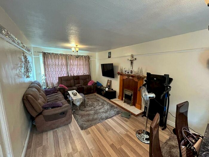 3 Bedroom Terraced House To Rent In West Grange Green, Leeds, LS10