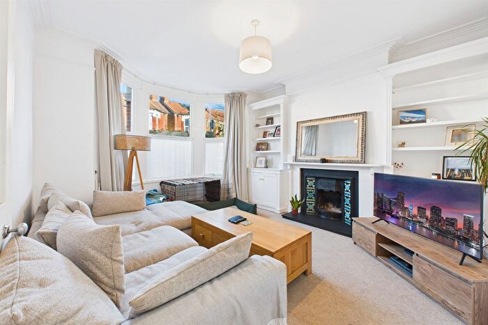 1 Bedroom Flat To Rent In Warren Road, Colliers Wood, SW19