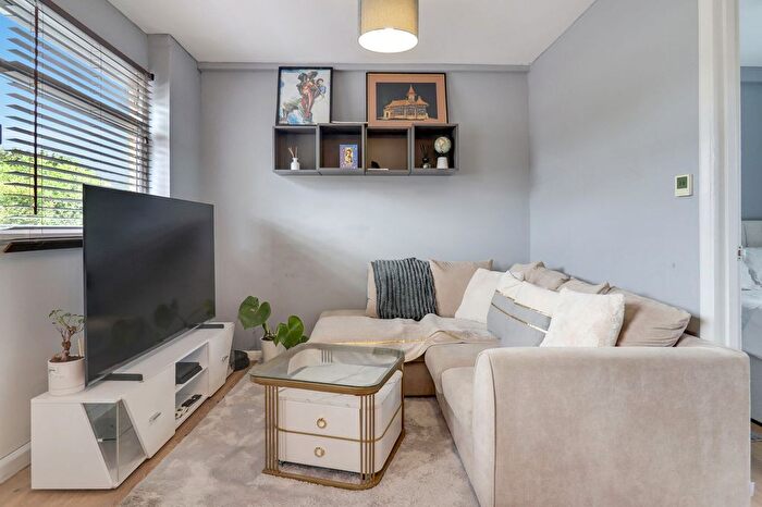 1 Bedroom Flat To Rent In The Glen, Addlestone, KT15