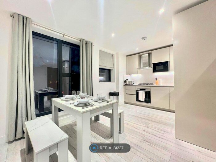 3 Bedroom Flat To Rent In Queens Walk, London NW9