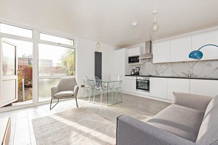 4 Bedroom End Of Terrace House To Rent In Kingsgate Estate, Tottenham Road, London, N1