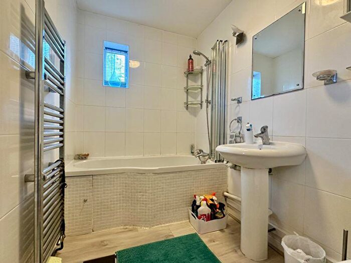 3 Bedroom Semi-Detached House For Sale In Wykham Place, Banbury - Large Extension, OX16