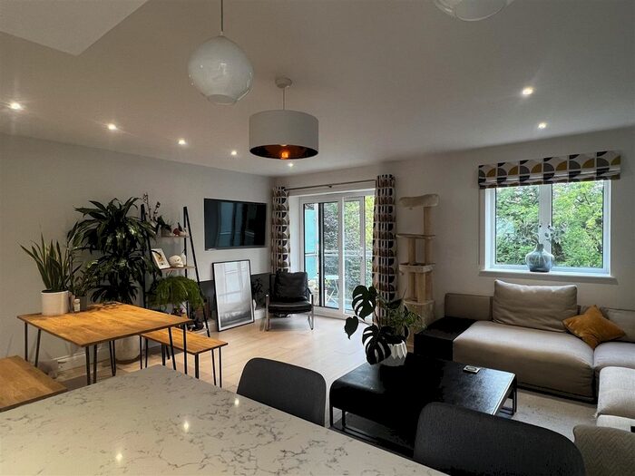 2 Bedroom Flat To Rent In Yarnells Hill, Oxford, OX2