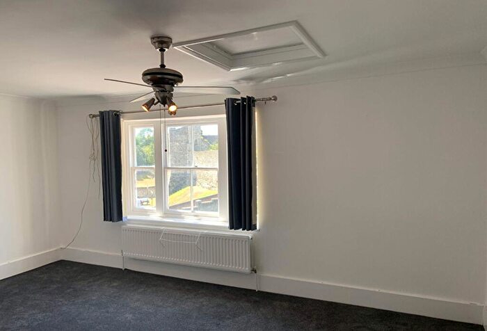 2 Bedroom Apartment To Rent In High Street, Rochester, Kent, ME1