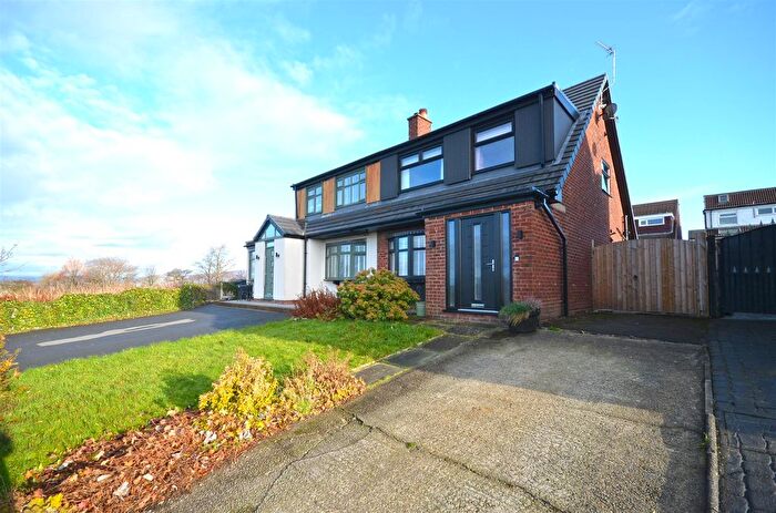 3 Bedroom Semi-Detached House For Sale In Macauley Close, Dukinfield, SK16