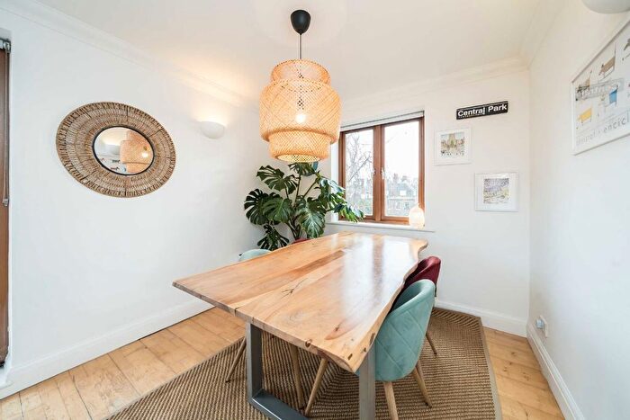 2 Bedroom Flat For Sale In East Hill, London, SW18