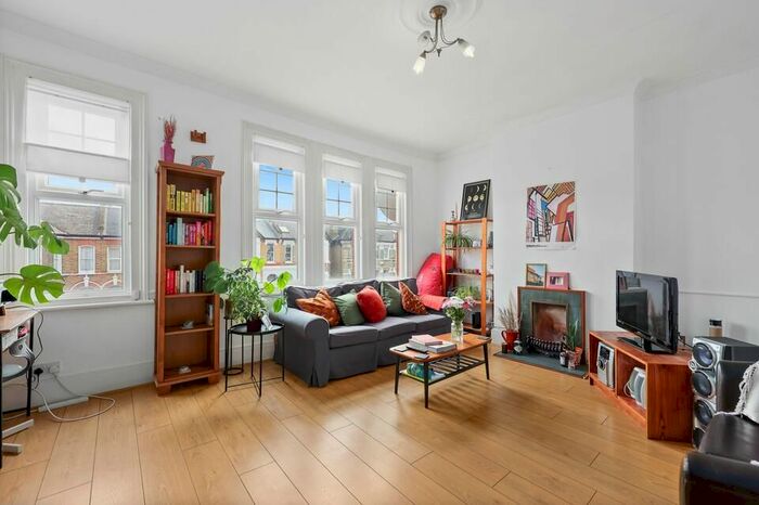 3 Bedroom Flat To Rent In Friern Road, London, SE22