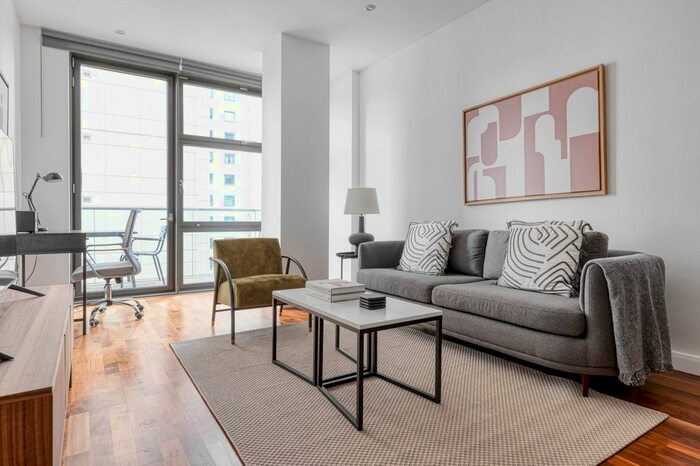 2 Bedroom Flat To Rent In Canary Wharf, London, E14