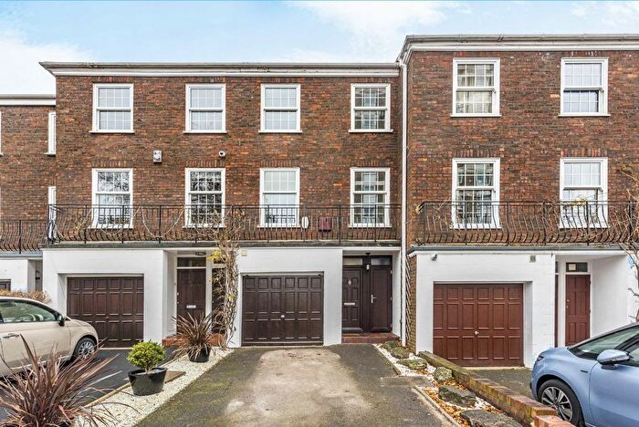 3 Bedroom Property To Rent In Broom Park, Teddington, TW11