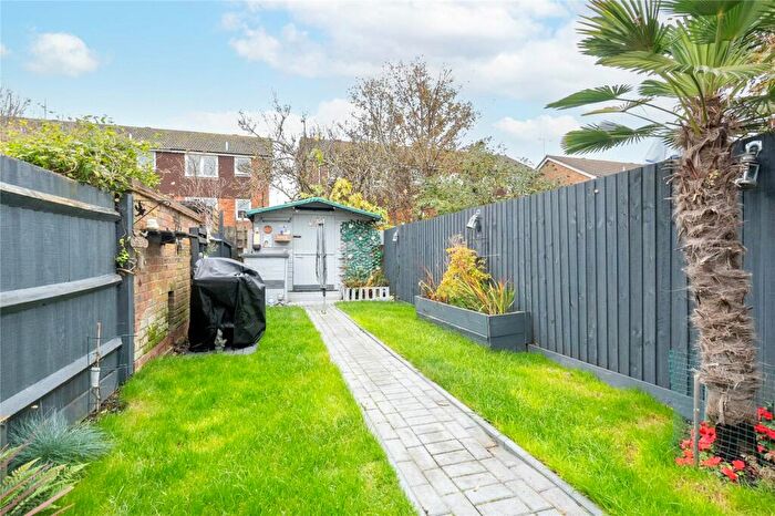 2 Bedroom Terraced House For Sale In Chiltern Road, Dunstable, Bedfordshire, LU6