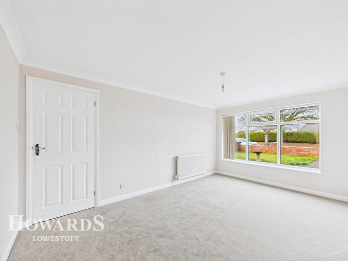 3 Bedroom Detached Bungalow For Sale In Clover Way, Gunton, NR32